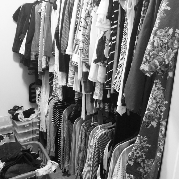 Come into my crowded closet - Picture 1 of 4